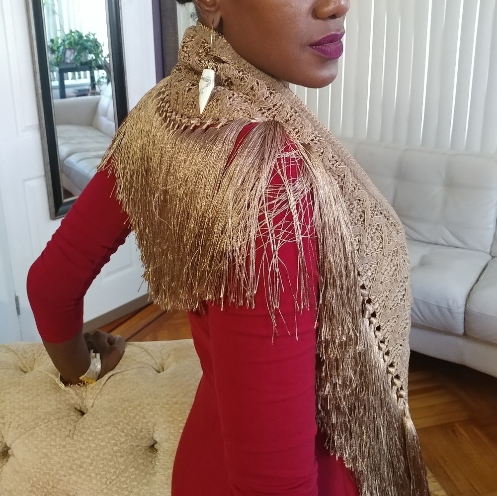 Gold-Shoulder - Picture 3 of 3